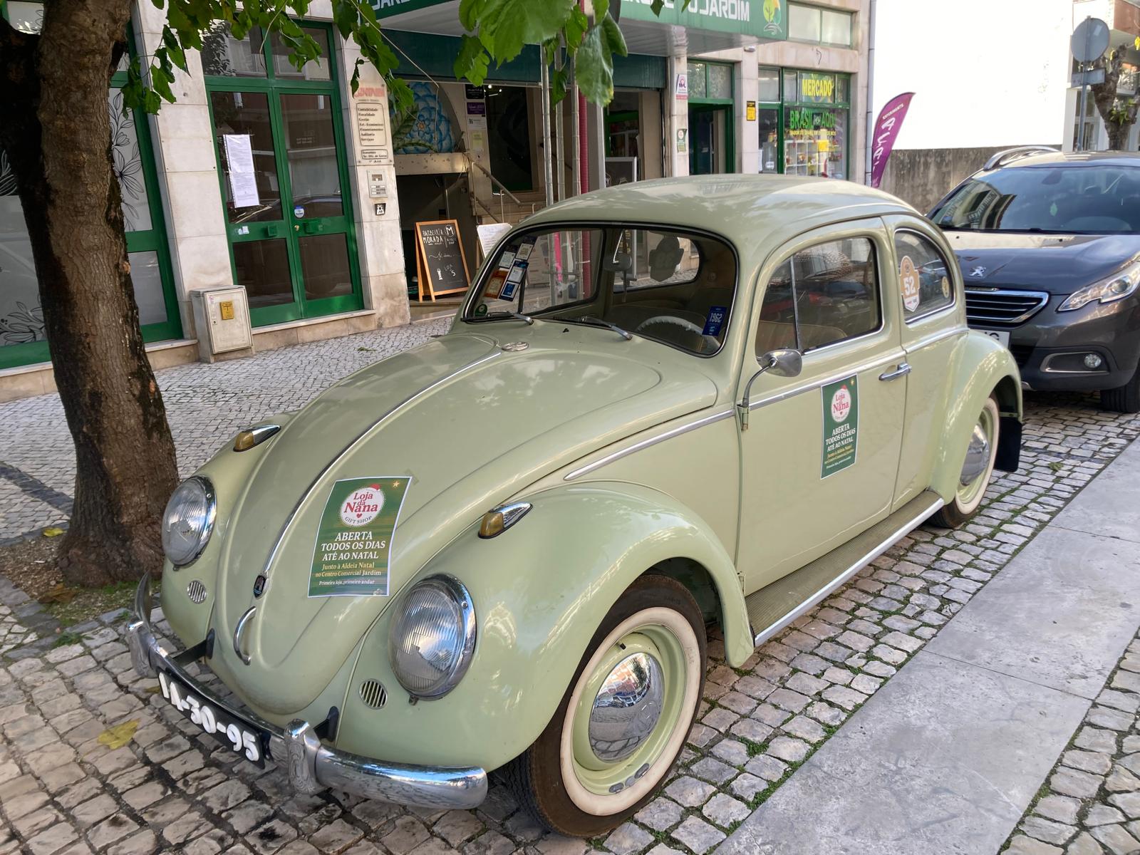 Carocha junto ao Centro Comercial Jardim