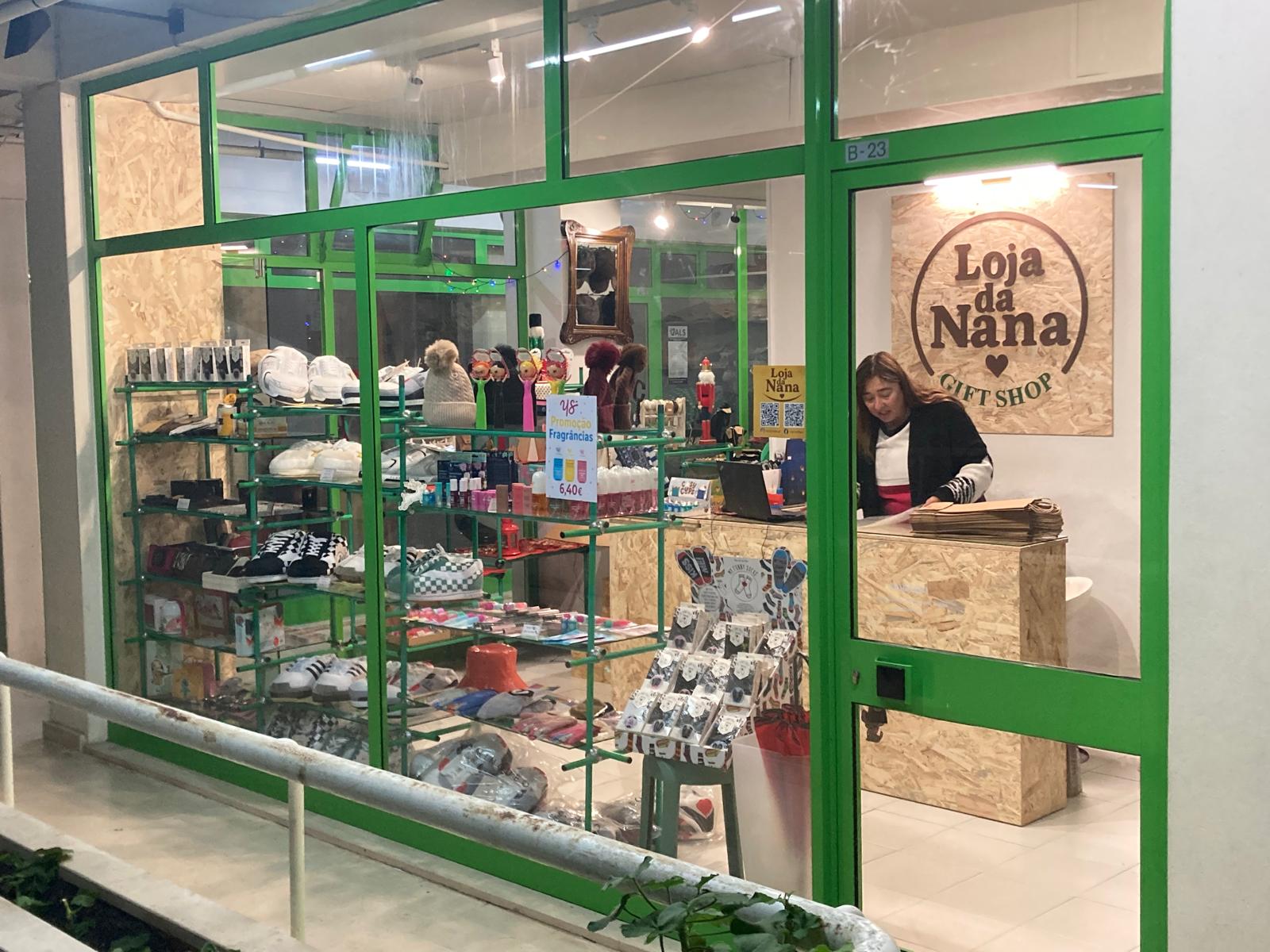 Montra aberta da Loja da Nana